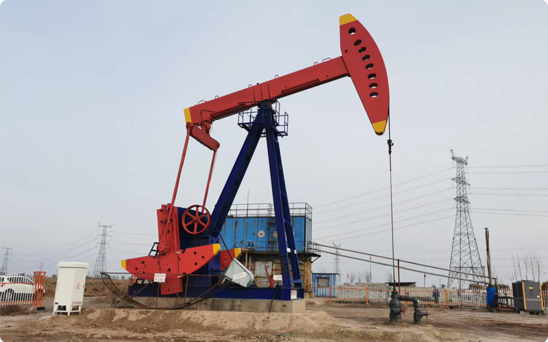CYJY12-4.8-73HF型游梁式抽油机在鲁明采油厂运行平稳.jpg